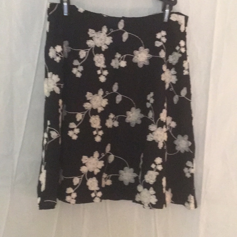 Forever 21 black embroidered floral skirt mini